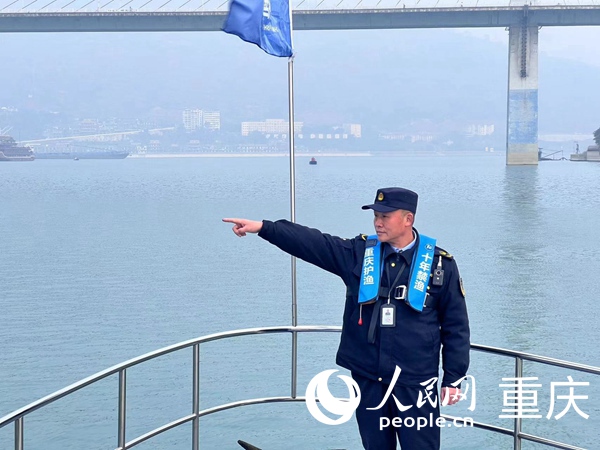 涪陵區漁政巡護隊隊長謝兵。人民網記者 馮文彥攝
