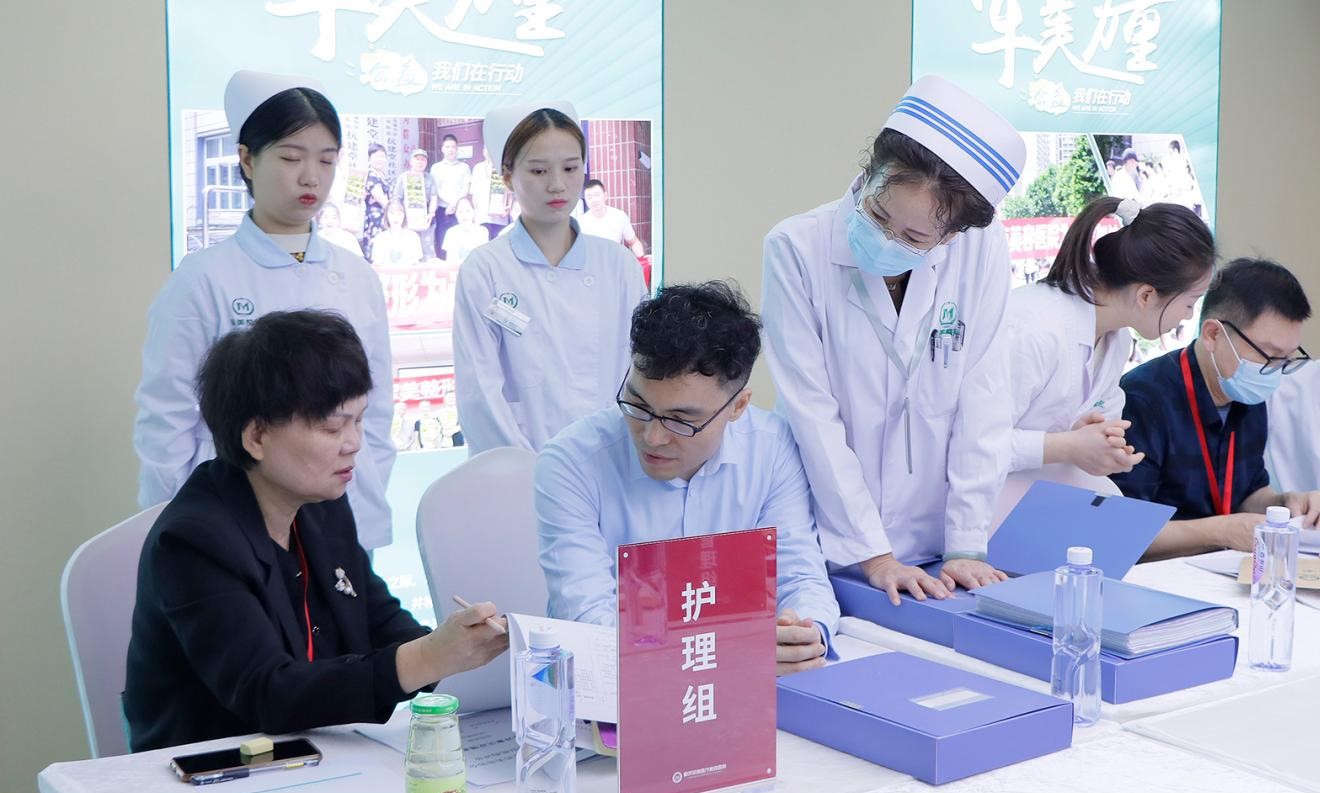 護理院感組對后勤人員檢查。重慶軍美醫療美容醫院供圖