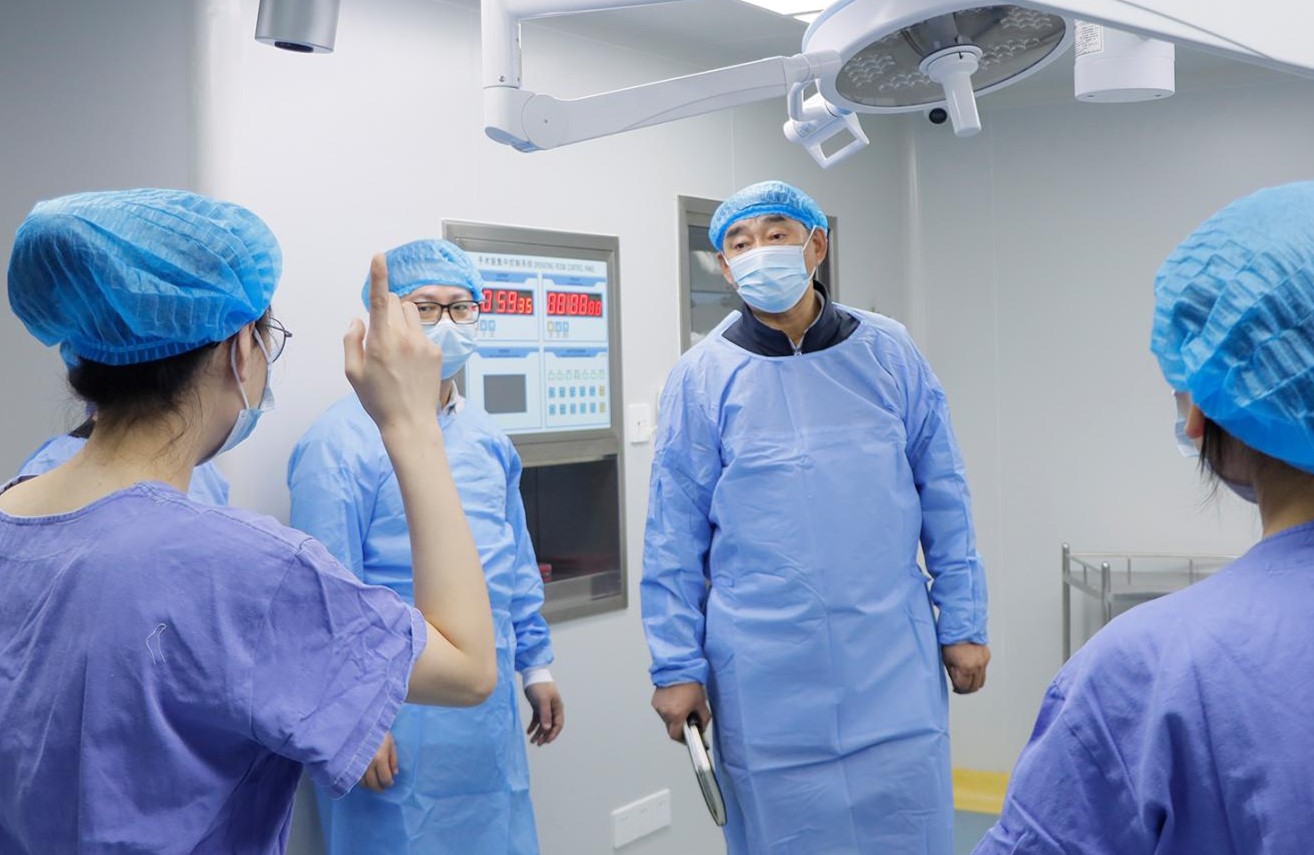 醫療質量管理組現場檢查指導。重慶軍美醫療美容醫院供圖