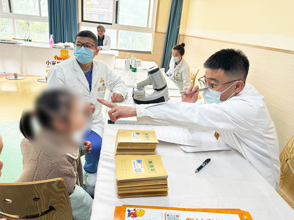 義診現場。重慶小米熊兒童醫院供圖