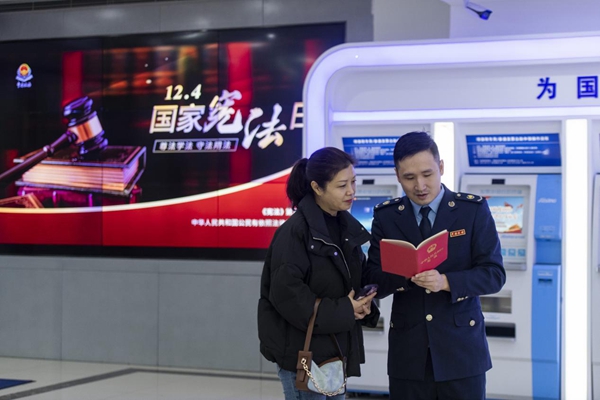 12月4日，渝北區稅務人員為企業辦稅人員講解憲法知識。郭睿攝