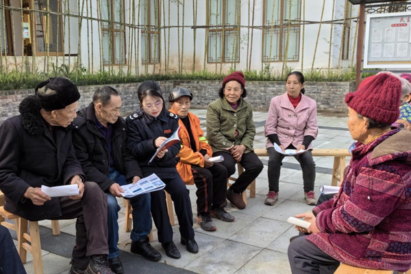 12月6日，在磨子土家族鄉竹山村，忠縣稅務局和忠縣農業農村委聯合開展“憲法進鄉村”活動，以院壩會形式為宣傳憲法和涉農稅費知識。張安慧攝