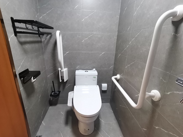 房間內的家具衛浴設施都進行了適老化改造。重慶市第一社會福利院供圖