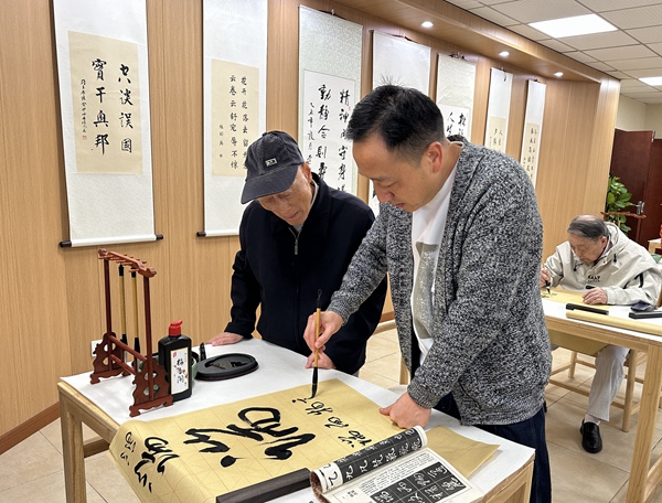 書法課吸引了院內休養老人和周邊社區老人前來上課學習。莢天宇攝