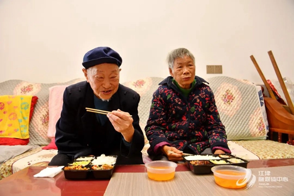 92歲的皮開成和老伴住在珞璜鎮碑亭西苑小區，由于腿腳不便，珞璜鎮碑亭社區帥鄉幸福食堂便將“愛心餐”送到其家里。江津福彩供圖