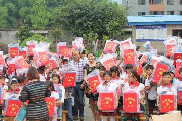 福彩公益金向江津區現龍小學兒童捐贈學習用品。江津福彩供圖