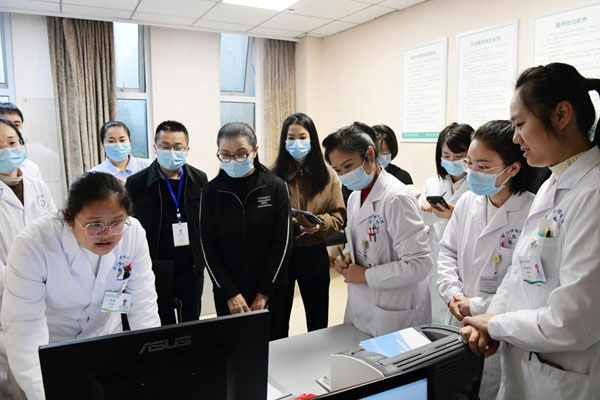 走訪臨床科室。璧山區婦幼保健院供圖