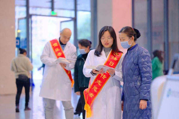 工作人員在門診大廳開展法治宣傳活動。胡悅建攝