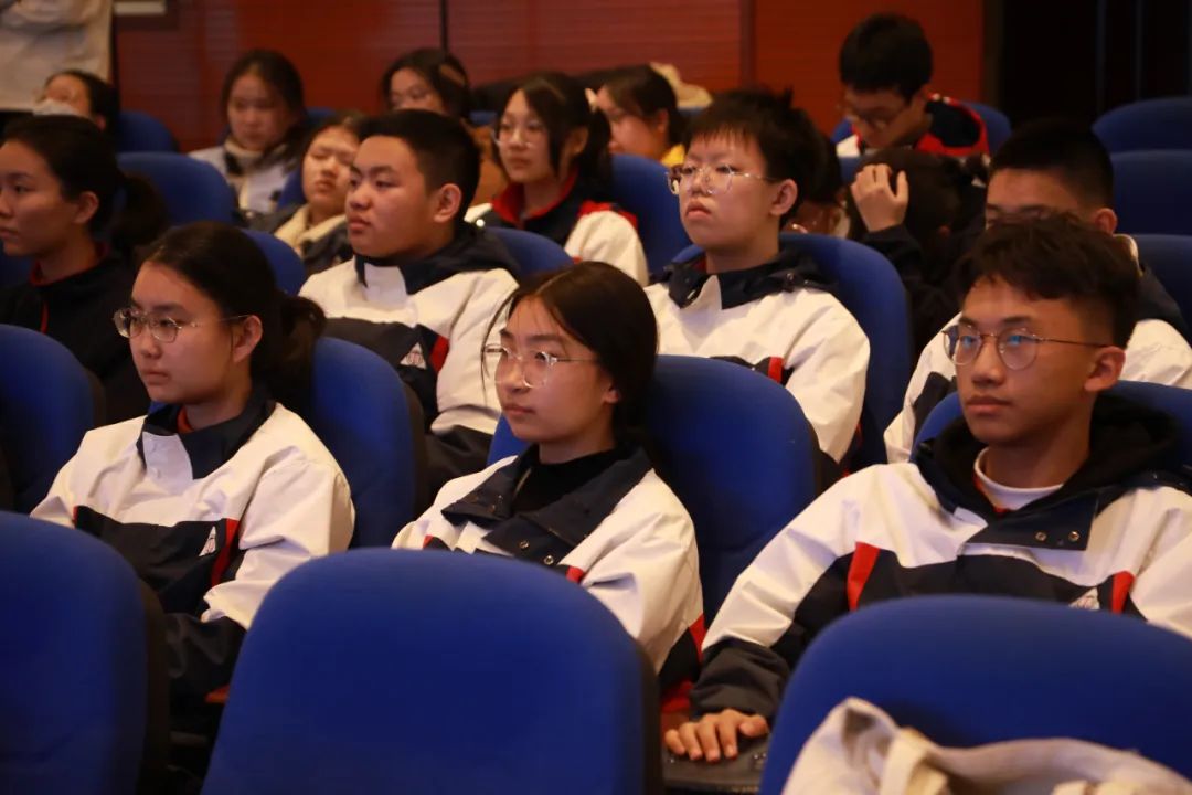 同學觀看演出。 付軍攝