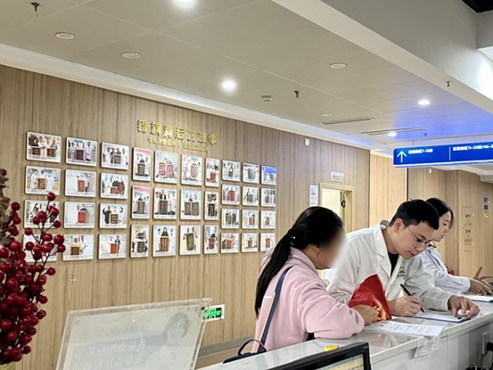 患者辦理入院手續。重慶東大肛腸醫院供圖