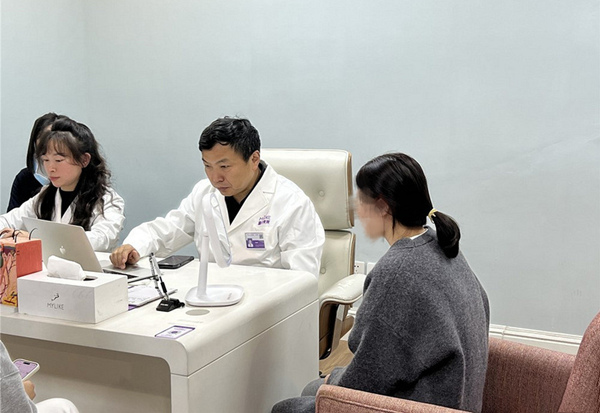 刁慶春看診中。重慶美萊整形美容醫院供圖