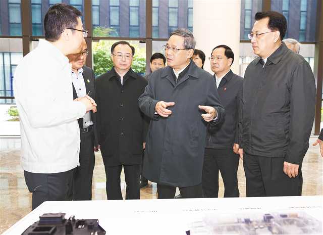 十二月十三日至十五日，中共中央政治局常委、國務院總理李強在四川、重慶調研。這是十二月十五日，李強在重慶長安汽車全球研發中心，詳細了解研發生產情況。新華社記者 黃敬文 攝