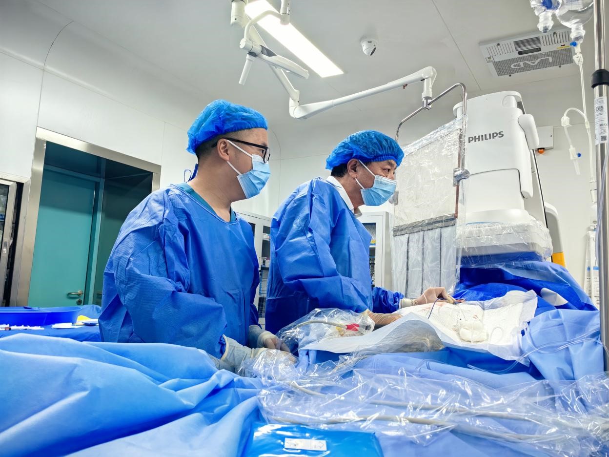 于學軍、張川為患者進行手術。重慶西區醫院供圖