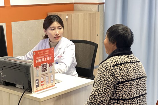 門診問詢。重慶市紅十字會醫院供圖