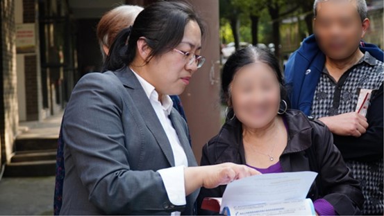 工作人員向居民介紹“重慶渝快?！眱热?。重慶渝快保服務中心供圖