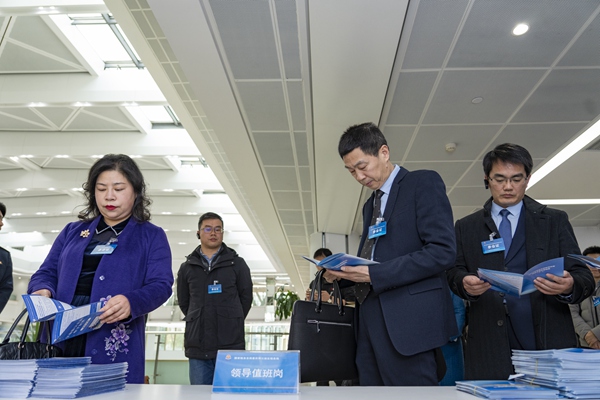 12月19日下午，18名重慶市稅務局特約監督員走進重慶兩江新區政務中心辦稅服務廳，實地了解辦稅窗口設置、稅費爭議調解中心、便民辦稅服務舉措等，體驗辦稅流程，提出納稅服務優化建議。郭睿攝