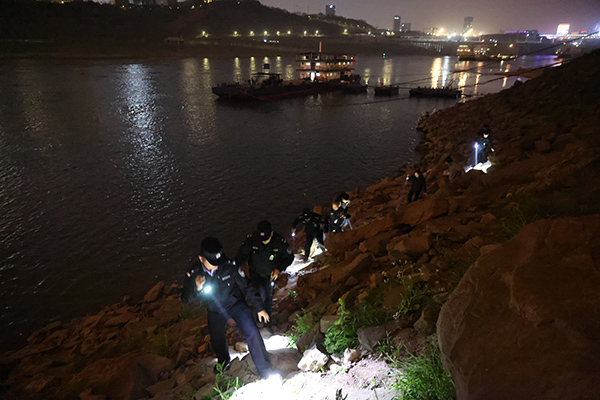 執法人員開展禁捕“零點”行動。曾英豪攝