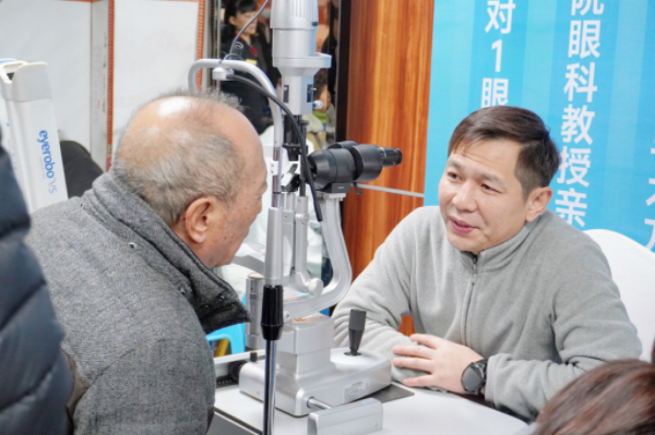 患者現場檢查眼睛。重慶何氏眼科供圖