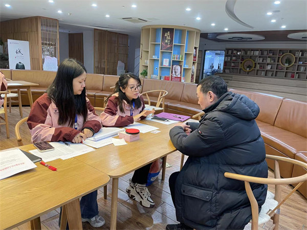 評估工作現場。渝中區社會工作協會供圖