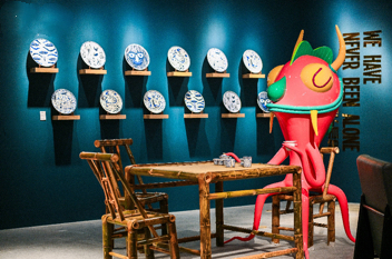 “喝蓋碗茶的Bifrons”雕塑。重慶時代廣場供圖