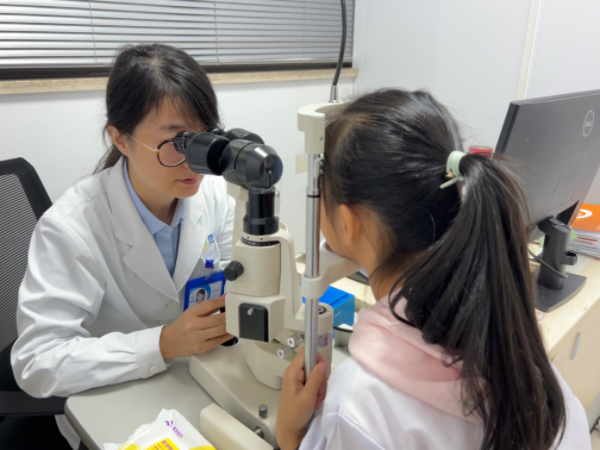 史月麗檢查患者眼部情況。重慶普瑞眼科醫院供圖