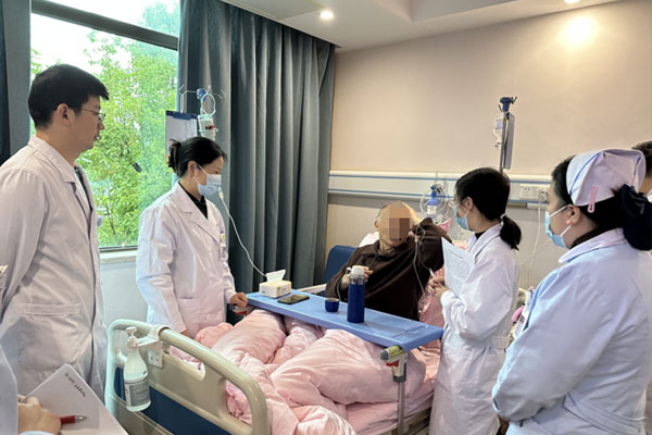 醫護臨床查房。兩江新區人民醫院供圖