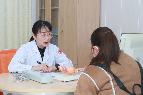 顏耀華坐診現場。重慶安琪兒婦產醫院供圖