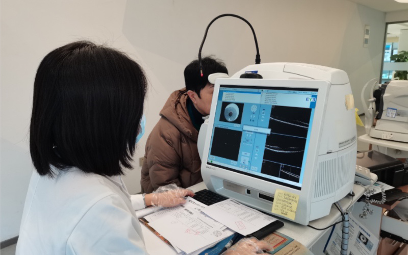 秦艷為患者檢查眼部情況。重慶南坪愛爾眼科醫院供圖