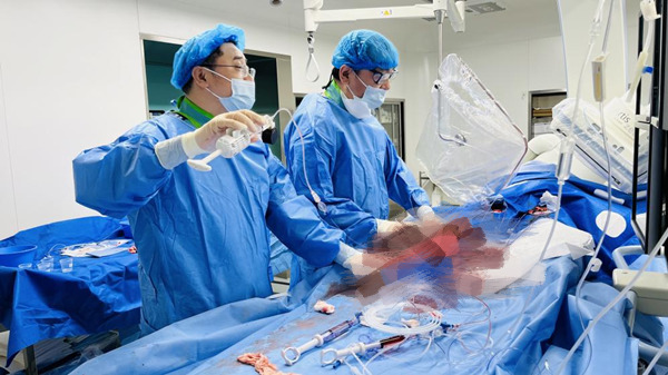 宋明寶（右一）團隊手術中。重慶西區醫院供圖