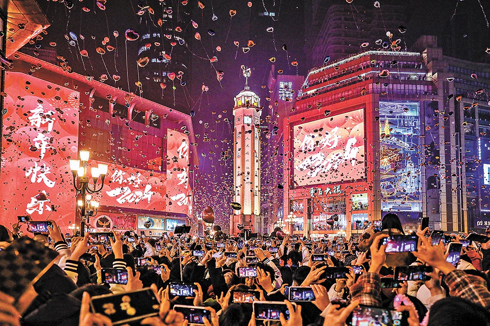 一月一日零點，渝中區解放碑，上萬市民齊聚解放碑下，聆聽新年鐘聲、放飛氣球，一起迎接新年的到來。記者 尹詩語 見習記者 李雨恒 攝\視覺重慶