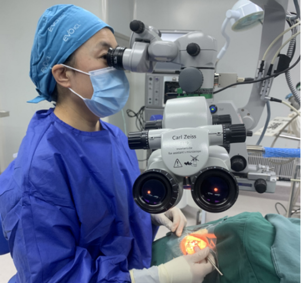 張奕霞為患者進行手術。重慶南坪愛爾眼科醫院供圖