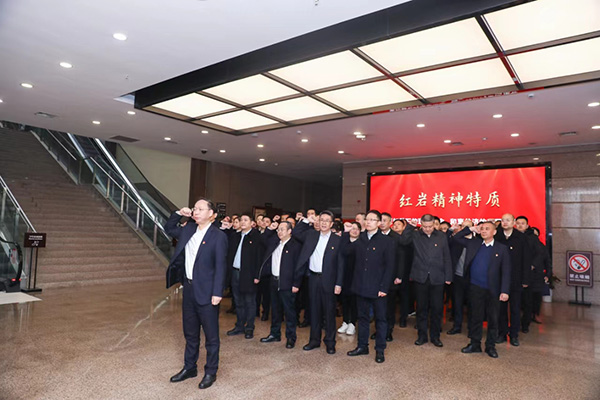 黨員干部重溫入黨誓詞。郵儲銀行重慶分行供圖