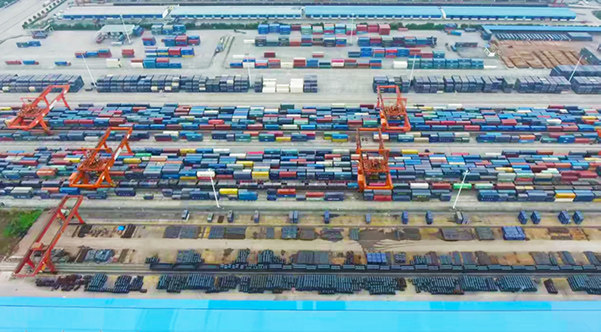 繁忙的多功能口岸。重慶國際物流樞紐園區供圖