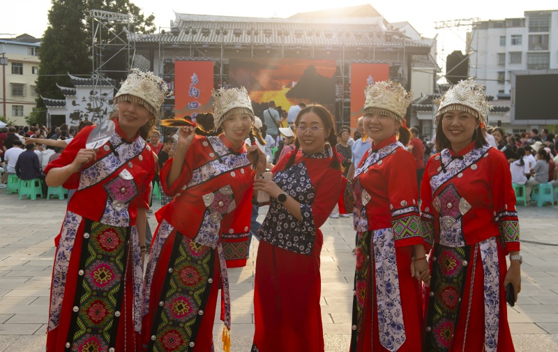 恒合土家族鄉，村民精心打扮參加“周周樂”活動。冉孟軍攝