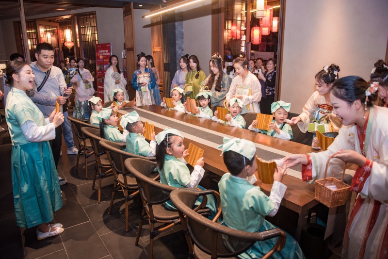 周家壩街道“周周樂”活動，市民體驗傳統文化。侯本艷攝