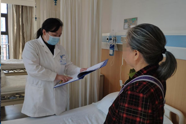 查看患者情況。