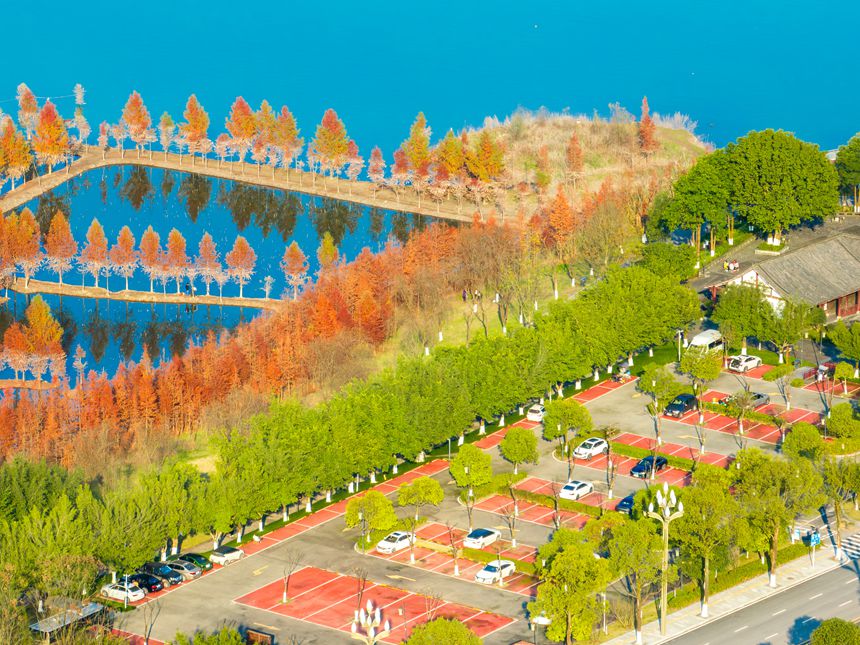 開州區文峰街道，環境優美又方便實用的濱湖停車場。王曉宇攝