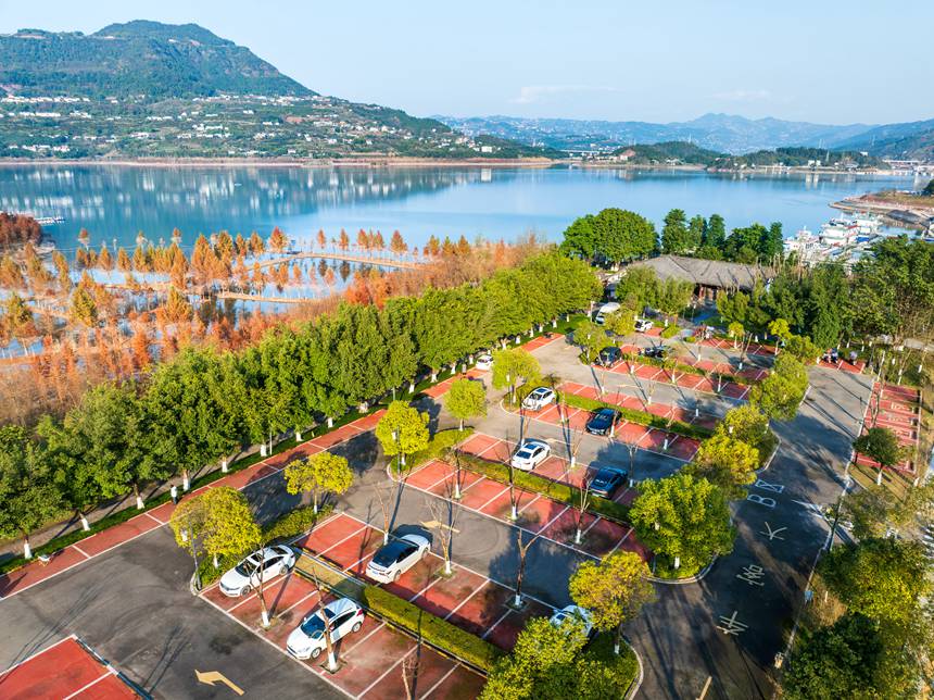 開州區文峰街道，環境優美又方便實用的濱湖停車場。王曉宇攝