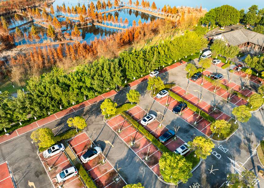 開州區文峰街道，環境優美又方便實用的濱湖停車場。王曉宇攝