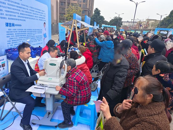 義診現場。重慶愛爾眼科醫院總院供圖