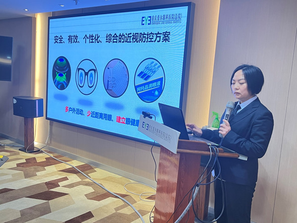 李全蘭進行科普講座。重慶愛爾眼科醫院總院供圖