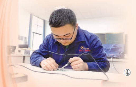 重慶工商學校學生宋鑫正在實訓室工作。重慶工商學校供圖