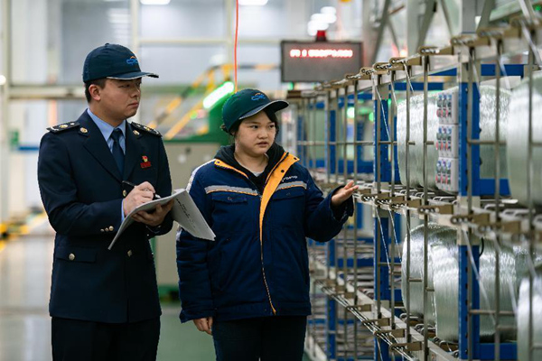 在重慶國際復合材料股份有限公司生產車間，大渡口區稅務人員實地了解企業生產情況，宣傳輔導相關稅費優惠政策，解答涉稅疑問。郭睿攝