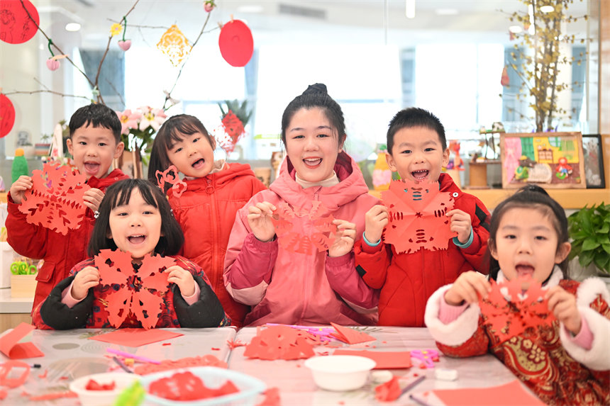 小朋友們展示自己的剪紙作品。郭旭攝