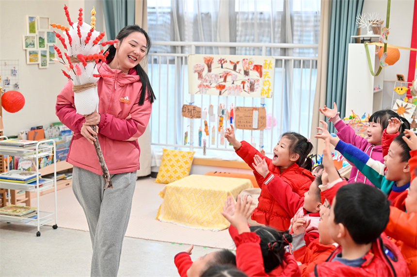 老師給孩子們展示手工糖葫蘆。郭旭攝