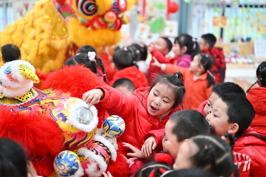小朋友們與舞獅互動。郭旭攝