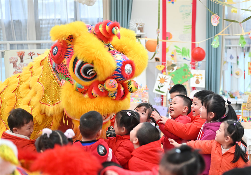 小朋友們與舞獅互動。郭旭攝