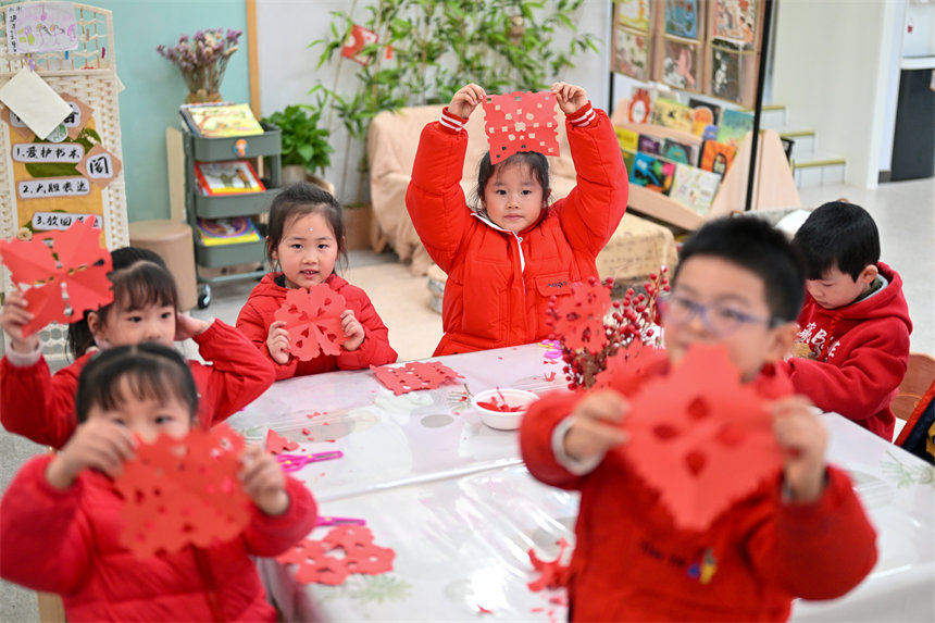 小朋友們展示自己的剪紙作品。郭旭攝