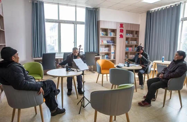 “愛心食堂+”服務，老人吃完飯還可休閑娛樂。王孟舉攝