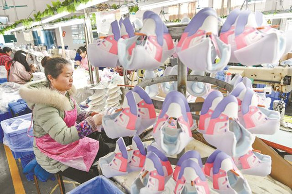 前鋒區福輝鞋業的員工在生產車間忙碌。前鋒區融媒體中心供圖